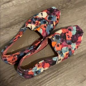 TOMs floral shoes